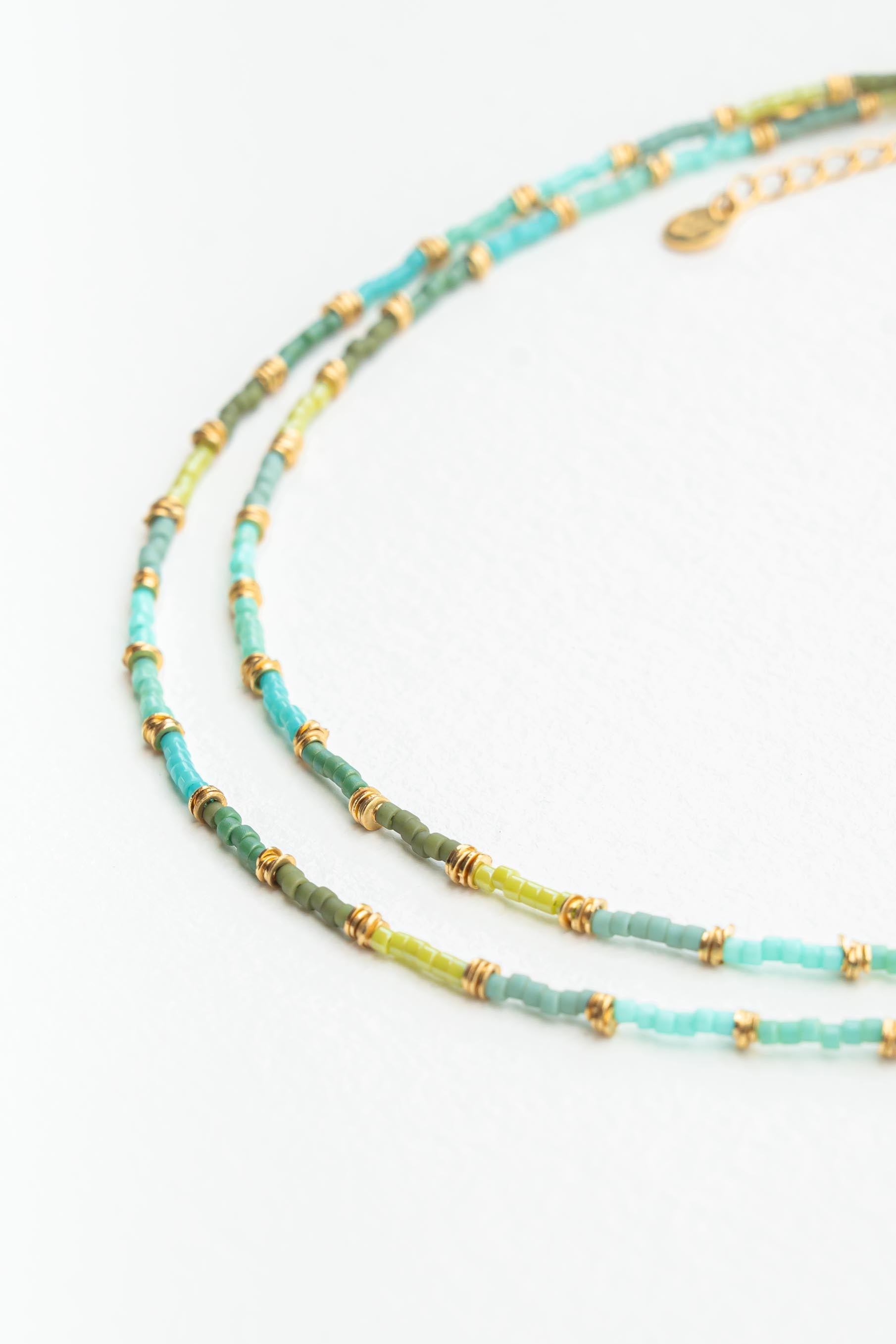 Collier ras de cou en perles japonaises vertes avec perles Heishi dorées à l’or fin Byciclou