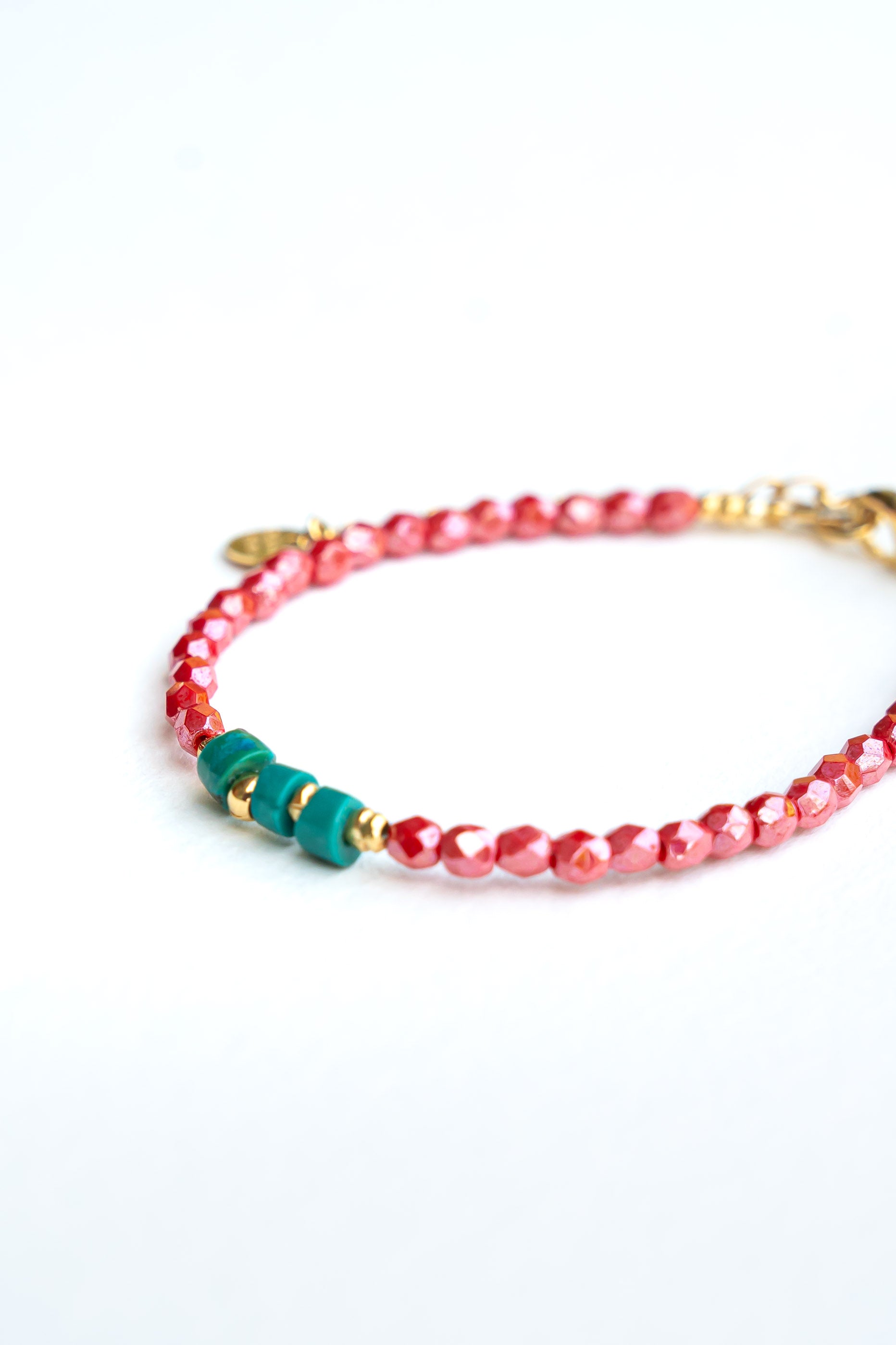 Bracelet coloré en perles de bohème rouges et turquoises avec touches dorées Byciclou
