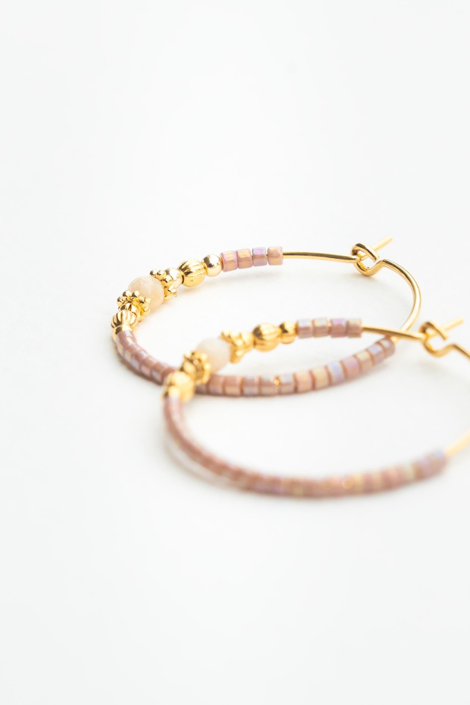 Boucles d’oreilles créoles dorées à l’or fin avec perles japonaises roses et petit saphir Byciclou