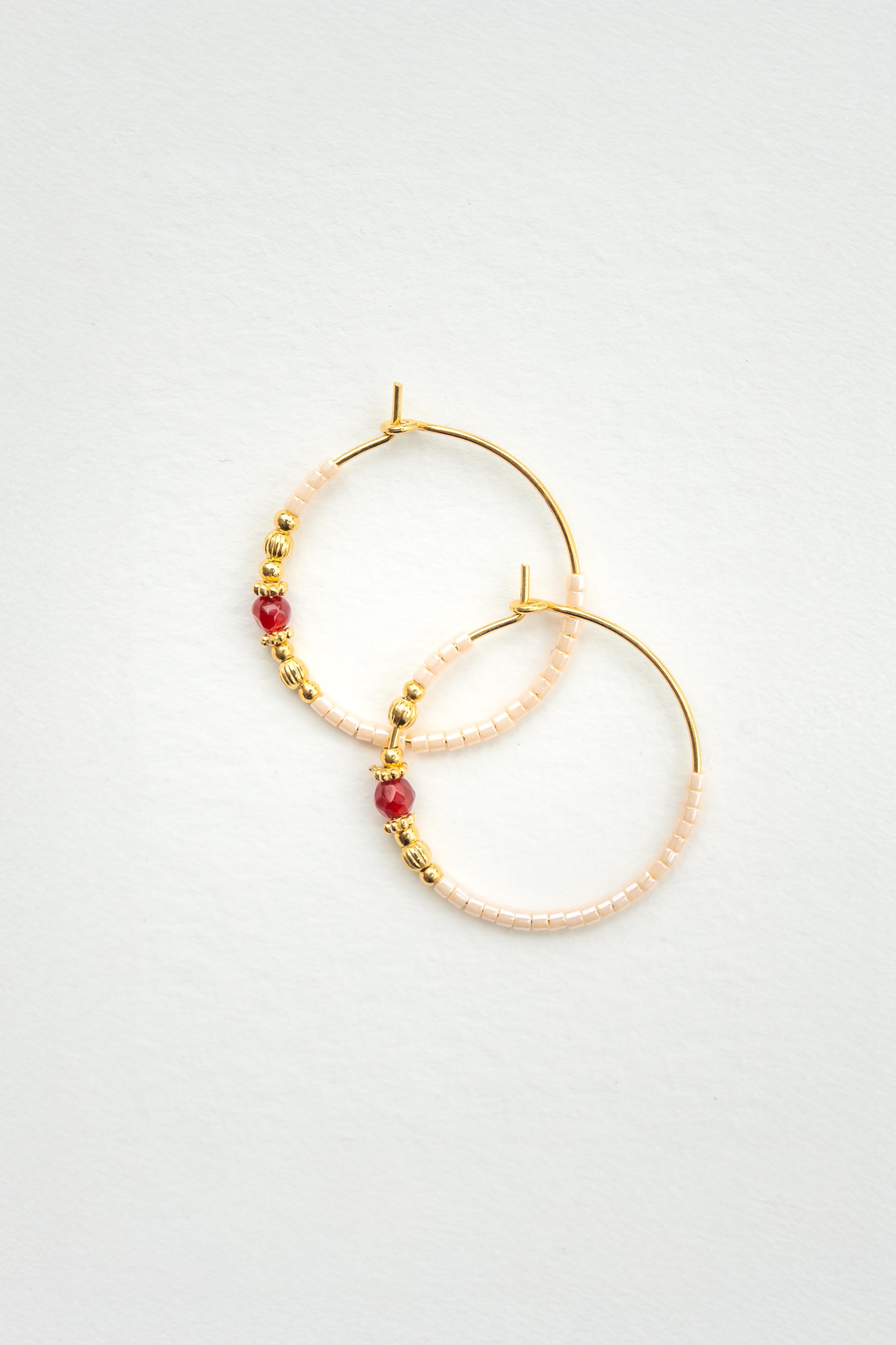 Créoles avec perles japonaises roses, petites perles dorées et saphir rose foncé Byciclou