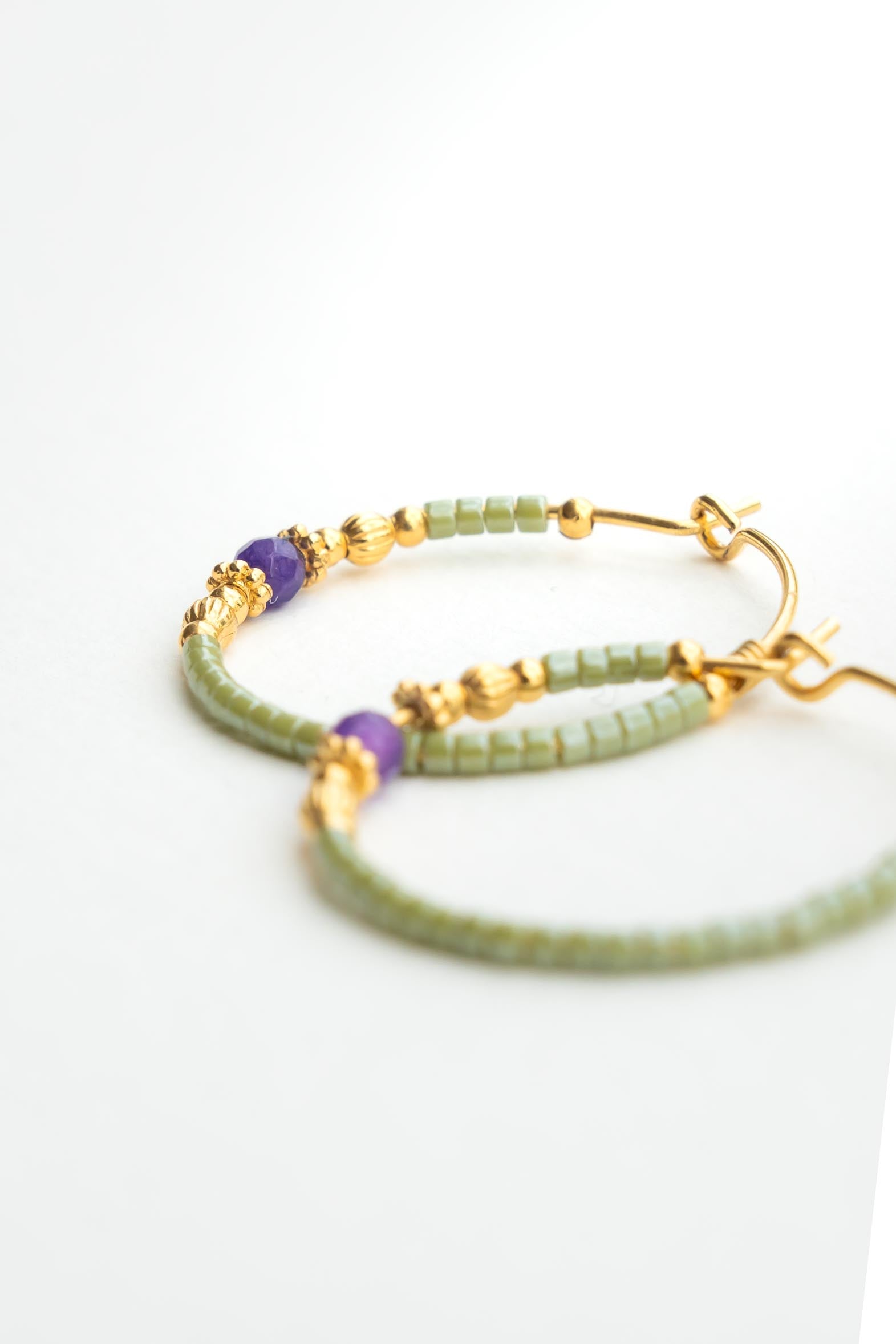 Boucles d’oreilles créoles dorées à l’or fin avec perles japonaises vertes et saphir violet Byciclou
